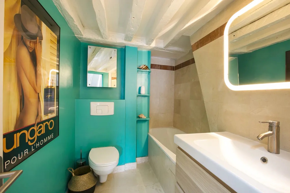 Marishka_interieur_deco02 Studio de 34 m² sous les toits à Paris aménagé par Marishka Intérieur, poutres blanchies et ambiance lumineuse.