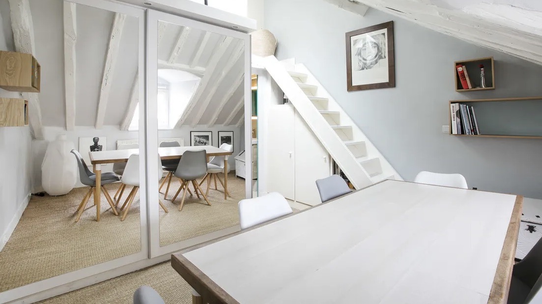 Marishka_interieur_deco03 Studio de 34 m² sous les toits à Paris aménagé par Marishka Intérieur, poutres blanchies et ambiance lumineuse.