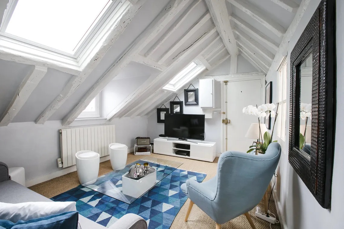 Marishka_interieur_deco05 Studio de 34 m² sous les toits à Paris aménagé par Marishka Intérieur, poutres blanchies et ambiance lumineuse.