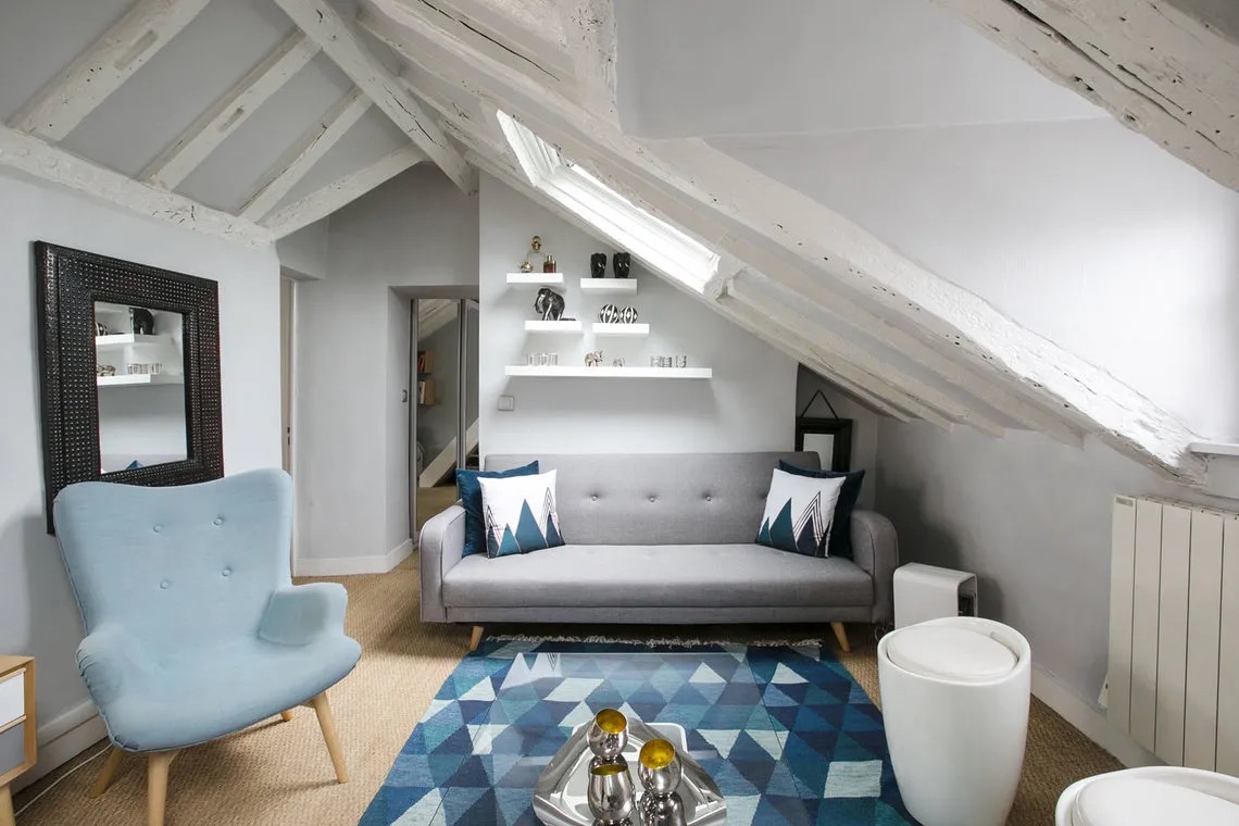 Marishka_interieur_deco06 Studio de 34 m² sous les toits à Paris aménagé par Marishka Intérieur, poutres blanchies et ambiance lumineuse.